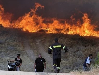 Παραλίγο νέα τραγωδία στη Ρόδο - «Μία ανάσα» από οικισμό η φωτιά (βίντεο)